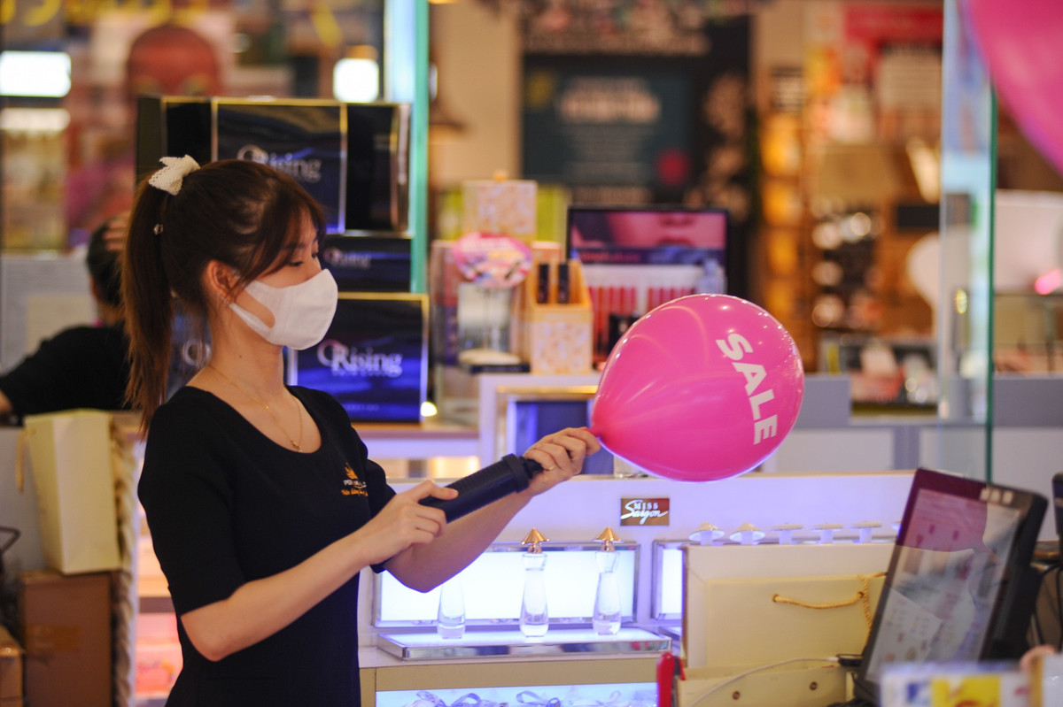 So với các gian kinh doanh thời trang, các cửa hàng mỹ phẩm lại khá ảm đạm. Chị Nga, nhân viên một của hàng bán mỹ phẩm và nước hoa cho biết: “ Hiện tại cửa hàng chúng tôi triển khai rất nhiều ưu đãi để thu hút khách, một số loại mỹ phẩm giảm giá đến 70%, nước hoa từ 30% - 60%. Ngoài ra thì còn giảm giá theo giá trị hóa đơn hàng nhưng bán được rất ít. Hôm nay của hàng mới chỉ bán được 3 đơn hàng".