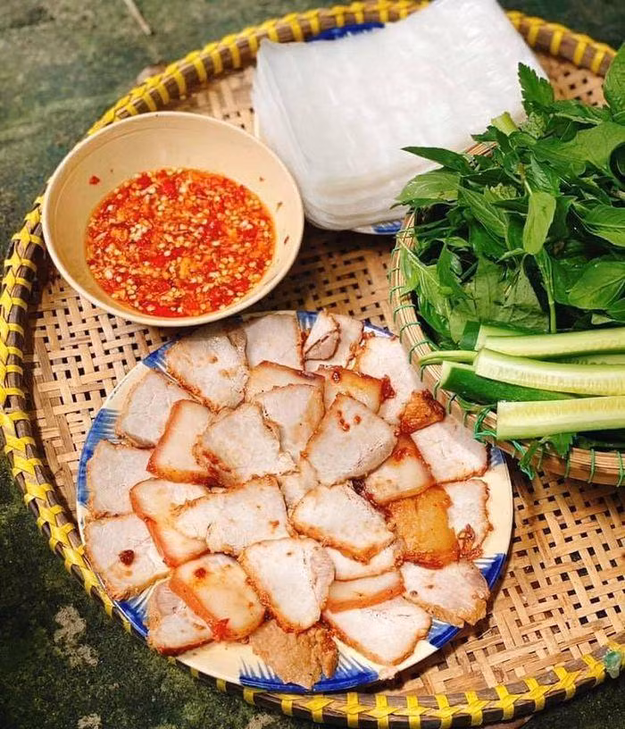 br/> Với nhiều người thì nấu ăn chưa bao giờ là một điều dễ dàng. Nấu được một mâm cơm thật ngon miệng đã khó, nhưng cách trang trí món ăn sao cho đẹp mắt, hấp dẫn lại càng mất thời gian, công sức hơn. Ảnh: Thịt ram cuốn bánh tráng