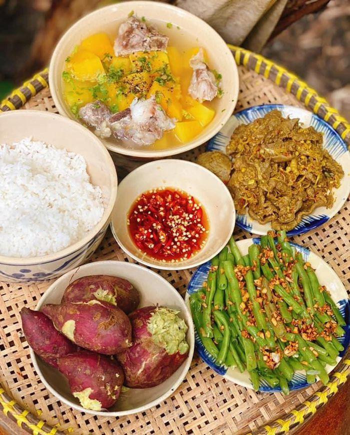Đậu que xào tỏi, khoai luộc, canh bí đỏ, bò kho sả