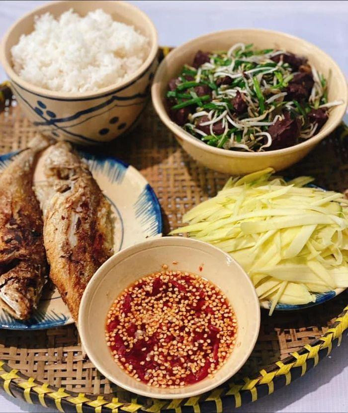 Cá khô một nắng chiên, xoài dầm mắm cay, huyết heo xào giá hẹ