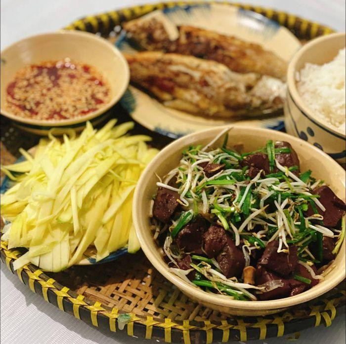 Tiết xào giá hẹ