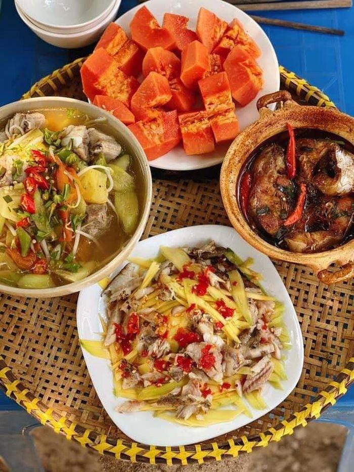 Canh chua, cá khô nướng bóp xoài, cá hú kho.