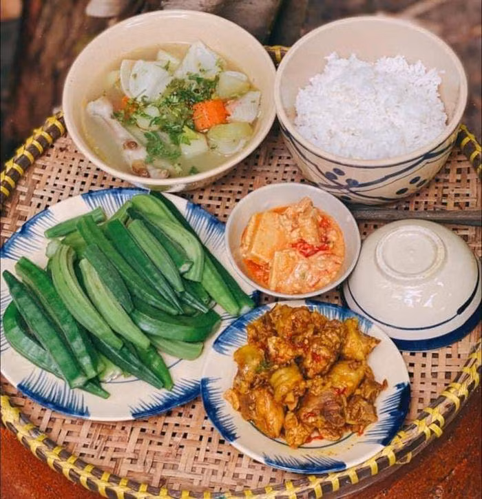 Tuy nhiên, đối với chị Nguyễn Anh Thư (25 tuổi, TP.HCM) thì việc nấu ăn là một cách để thể hiện tình yêu của mình dành cho gia đình nên chị rất chăm chút, tỉ mỉ trong từng món ăn. Chị coi bữa cơm gia đình chính là cơ hội để gắn kết và chia sẻ yêu thương giữa các thành viên trong nhà. Cùng ngắm những mâm cơm đậm chất miền Tây mà chị Anh Thư làm nhé. Trong ảnh: Gà kho nghệ, đậu bắp luộc chấm chao, canh rau củ với chân gà
