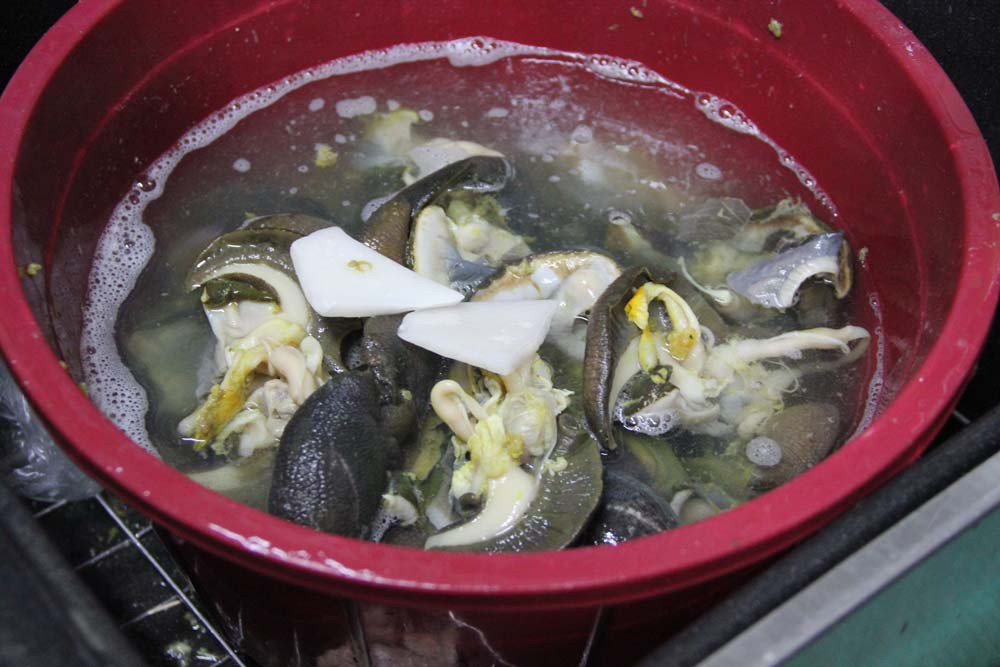 Theo đầu bếp gốc Nigeria Margaret Lanier, đồng sáng lập nhà hàng Sheri ở Opa-locka, Floria, Mỹ, cách tốt nhất để làm sạch nhớt của ốc sên khổng lồ là dùng hỗn hợp phèn, muối và chanh. Tuy nhiên, không có phương thức chế biến nào được coi là có thể hoàn toàn loại bỏ nguy cơ cho người ăn. Ảnh:Toasties.