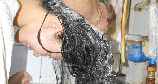 6 thói quen gội đầu sai cách khiến tóc rụng cả nắm 6 thoi quen goi dau sai cach khien toc rung ca nam