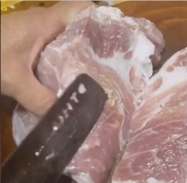 Xe doi mieng thit lon vua mua, co gai phat hien dieu kinh di-Hinh-3