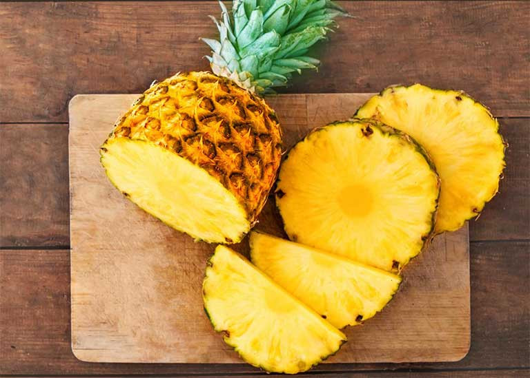 Dứa: Dứa chứa nhiều vitamin C và enzyme bromelain hỗ trợ quá trình tiêu thụ thức ăn, giảm viêm... Dứa có lớp vỏ rất dày và có thể bảo vệ phần ruột bên trong an toàn trước các loại thuốc trừ sâu được phun trong quá trình trồng trọt.