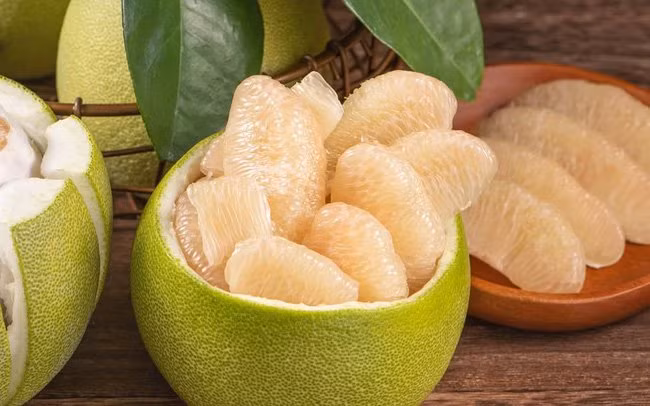 Bưởi: Bưởi giùa chất xơ, nhiều vitamin C, sắt, kali rất tốt cho hệ miễn dịch. Nghiên cứu còn chỉ ra rằng ăn bưởi giúp hỗ trợ giảm cân rất tốt.