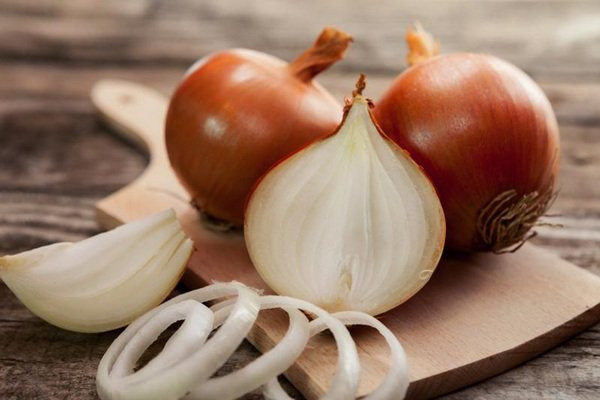 Hành tây: Hành tây chứa một loại flavonoid được gọi là quercetin, có thể giúp ức chế sự tăng trưởng của vi khuẩn H. pylori, vốn gây viêm loét dạ dày. Đây là loại thực phẩm có chứa rất ít dư lượng thuốc trừ sâu nên bạn có thể yên tâm khi sử dụng.