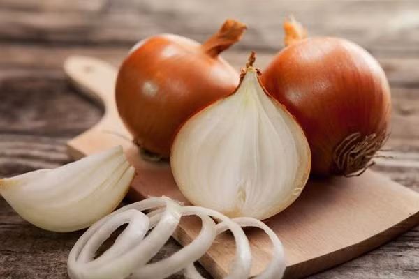 Hành tây: Hành tây chứa một loại flavonoid được gọi là quercetin, có thể giúp ức chế sự tăng trưởng của vi khuẩn H. pylori, vốn gây viêm loét dạ dày. Đây là loại thực phẩm có chứa rất ít dư lượng thuốc trừ sâu nên bạn có thể yên tâm khi sử dụng.