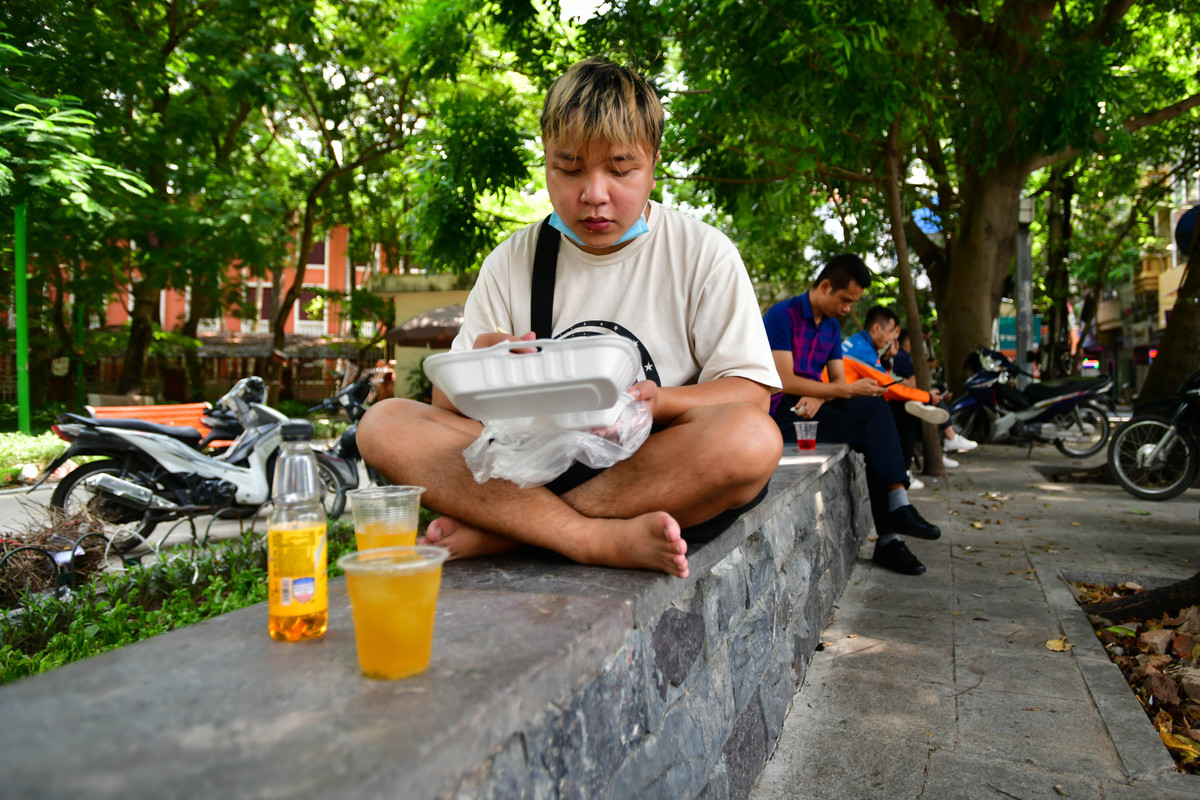 Hầu hết ghế đã kín chỗ, anh Sơn tìm một vị trí thoáng mát để ngồi. Tuy vậy, gần đó có người vẫn cởi bỏ khẩu trang.