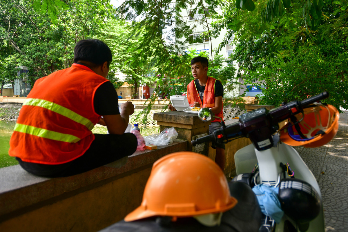Mua do mang di, nguoi dan ngoi an o cong vien, via he-Hinh-2
