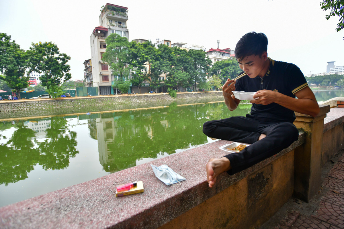 Nhiều người mong rằng dịch bệnh sớm qua đi, các hàng quán mở cửa đón khách trở lại để họ không còn ăn uống vạ vật như thế này thêm ngày nào nữa.