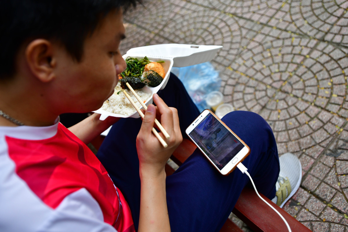 Hoàn thành công việc khá muộn lúc 13h, tài xế Duy tranh thủ dùng bữa trưa. Anh chia sẻ công việc mùa dịch khó khăn như thế này lại càng phải cố gắng hơn. "Nhiều khi đói lắm rồi mà có khách đặt là cũng phải chạy ngay”, anh Duy nói.