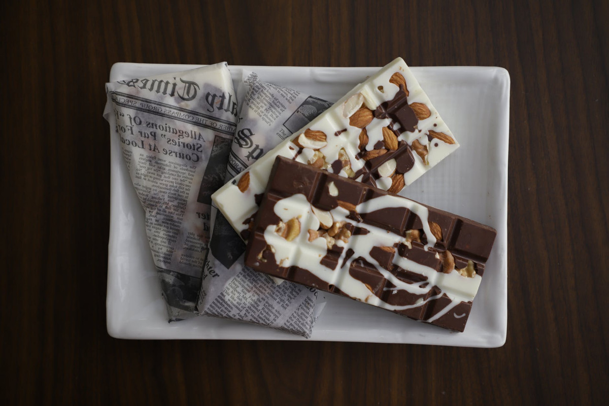  1. Chocolate đen: Chocolate bảo vệ tế bào thần kinh trước tác động của lão hóa nhờ chứa chất chống oxy hóa. Ngoài ra, flavanols có trong cacao giúp tăng lượng máu và oxy đến não, xua tan mệt mỏi và có tác dụng kháng viêm. Sử dụng 1,5 gram chocolate đen mỗi tuần, loại có 70% cacao trở lên, được khuyến cáo là tốt cho sức khỏe não bộ. Ảnh: Pexels.