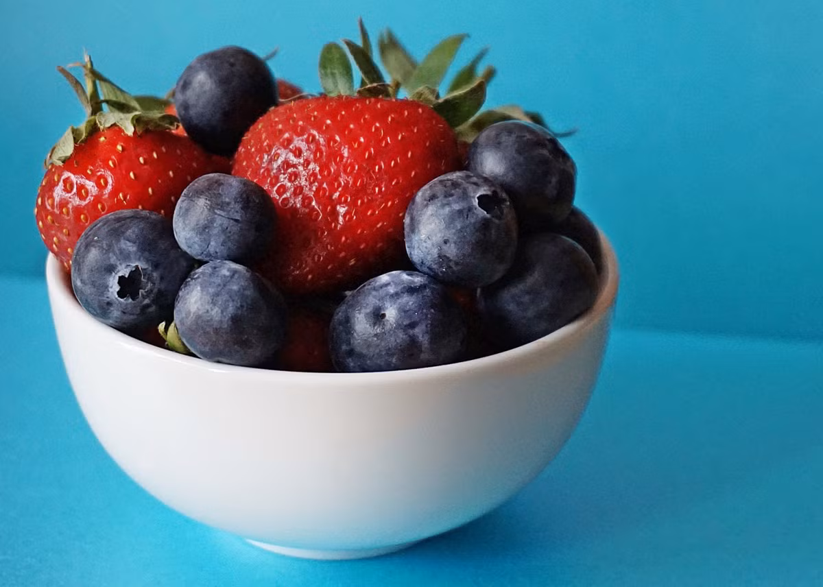  2. Các loại quả mọng berry: Các loại quả như dâu tây, việt quất, nho, mâm xôi... không chỉ chống oxy hóa mà còn cung cấp nhiều vitamin và dưỡng chất cho não. Ăn nhiều những loại quả này giúp giảm lo lắng và các bệnh về thoái hóa thần kinh như chứng sa sút trí tuệ. Ảnh: Unplash.