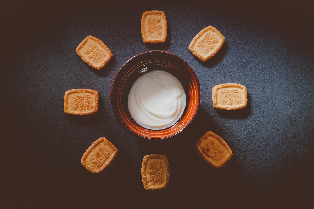  5. Thực phẩm lên men: Theo các nhà khoa học, những thực phẩm lên men như miso, kim chi, nấm kombucha hay sữa chua chứa nhiều lợi khuẩn tốt cho sức khỏe đường ruột và chức năng của não. Cụ thể, lợi khuẩn có trong quá trình lên men giúp chống sưng viêm, nguyên nhân chính của chứng suy giảm trí nhớ, rối loạn tâm lý và bệnh Alzheimer. Bạn có thể chọn những sản phẩm dán nhãn "men sống" và sử dụng chúng 1-2 lần/tuần. Ảnh: Pexels.