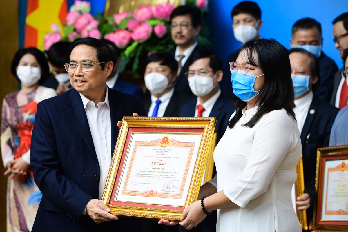 138 thầy thuốc tiêu biểu xuất sắc của ngành y tế, quân đội và công an trong công tác phòng chống dịch Covid-19 (đợt dịch lần thứ 4) đã được Thủ tướng tặng bằng khen.