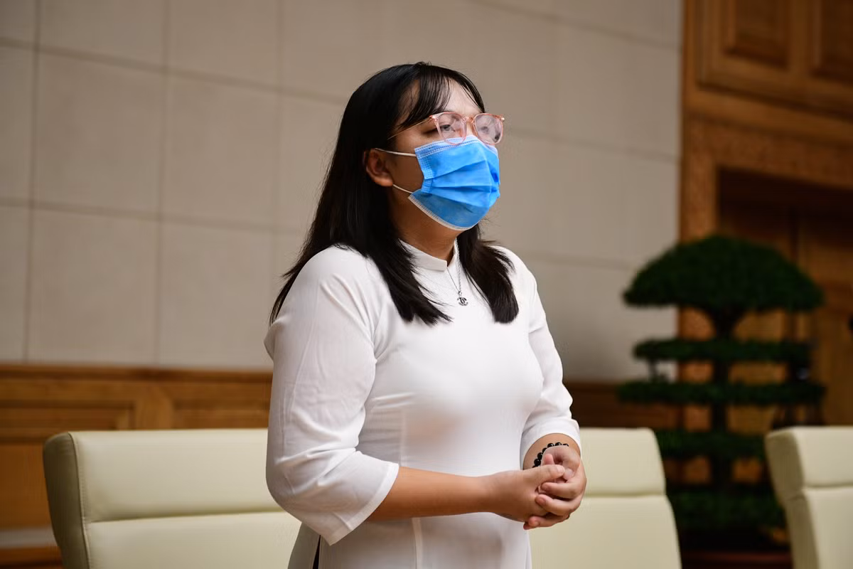 Có mặt trong buổi họp, em Trần Thị Bích Ngọc (sinh viên Đại học Y dược Thái Nguyên) không khỏi xúc động khi nói về câu chuyện chống dịch không chỉ của riêng mình mà còn của hàng trăm nghìn sinh viên khác trên cả nước. Bích Ngọc gửi lời cảm ơn tới thầy cô, bạn bè, gia đình đã cùng đồng hành với mình trong suốt chặng đường khó khăn vừa qua.