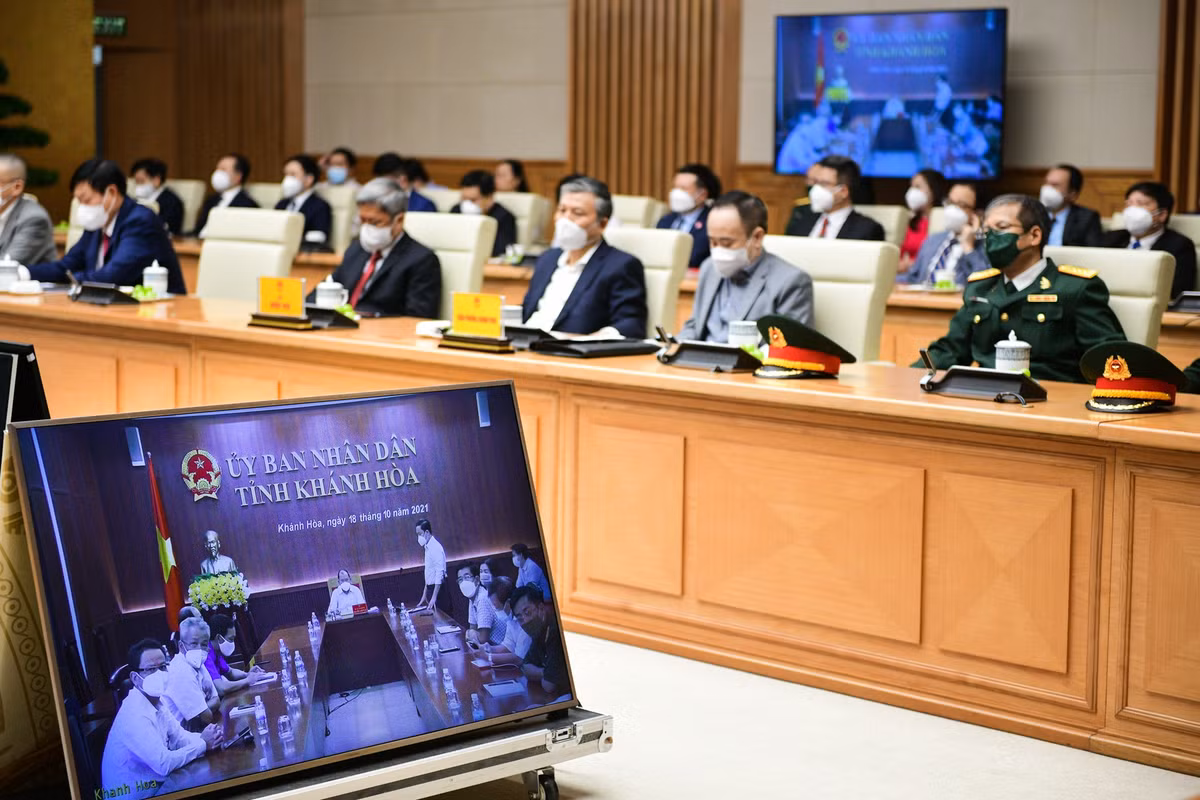 Buổi gặp mặt trực tuyến tới hàng loạt đầu cầu như TP.HCM, Thái Nguyên, Đồng Nai, Vĩnh Long... Đại diện đầu cầu tỉnh Khánh Hòa, BSCKII Lý Thế Huy (Phó giám đốc Bệnh viện dã chiến tại Bệnh viện Bệnh Nhiệt đới tỉnh Khánh Hòa) kể quá trình làm việc vất vả trong những ngày qua của nhân viên y tế tại đây. "Nhân viên y tế làm việc xa nhà, ai cũng nhớ nhung gia đình nhưng vì công việc đang bộn bề, vì lo lắng cho sức khỏe người dân mà tất cả đều đồng lòng", bác sĩ Lý Thế Huy nói.