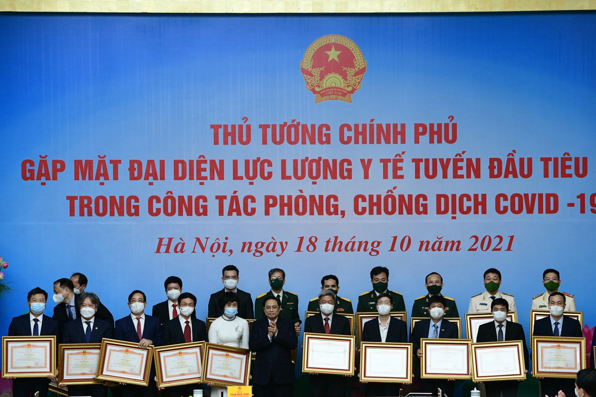 Bộ trưởng Y tế Nguyễn Thanh Long chia sẻ với ngành y tế, hơn 5 tháng qua là khoảng thời gian thực sự khó khăn và đầy thử thách. Nhiều nhiệm vụ được thực hiện đồng thời: Thần tốc chống dịch, hạn chế số lượng ca mắc, điều trị giành giật sự sống cho bệnh nhân, giảm thiểu số ca tử vong; đẩy nhanh tốc độ tiêm chủng đảm bảo hiệu quả, an toàn để sớm bao phủ vaccine cho người dân. "Bên cạnh đó, chúng ta phải tiếp tục củng cố vững chắc thành trì an toàn tại các địa phương không có dịch và duy trì công tác chăm sóc sức khỏe khám và điều trị bệnh cho người dân", Bộ trưởng nói.