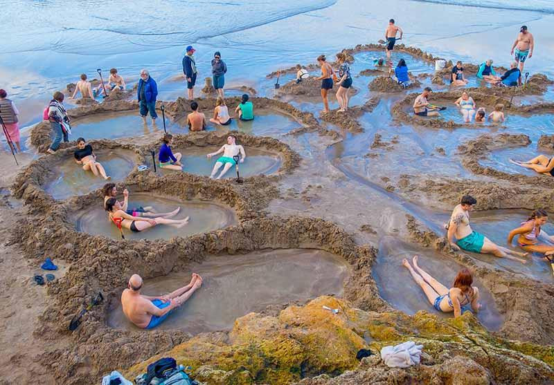 Bai bien ky la, du khach dao ho ngam nuoc nong ngay tren bo-Hinh-2