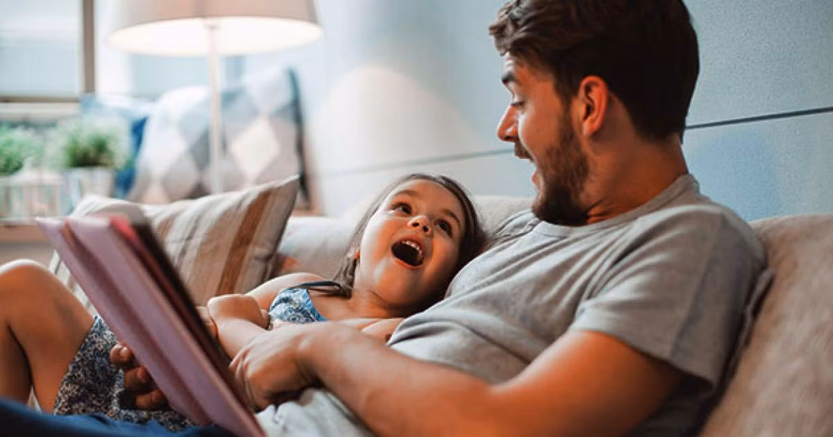  Đọc sách cho con: Khi mà truyền hình và công nghệ chiếm ưu thế trong cuộc sống của trẻ em, điều quan trọng là các ông bố phải nỗ lực đọc sách cho con nghe. Trẻ em học tốt nhất bằng cách nhìn, nghe, đọc và thực hành. Người cha nên đọc sách cho con từ khi còn bé. Khi trẻ lớn lên, bạn có thể khuyến khích con tự đọc. Truyền cho con niềm yêu thích đọc sách là một trong những cách tốt nhất để đảm bảo chúng sẽ trưởng thành. Ảnh: Readingrockets.