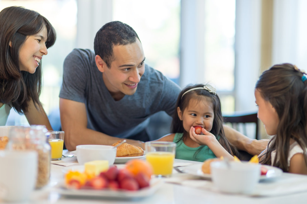  Luôn ăn cùng con: Cùng ăn sáng, trưa và tối là điều quan trọng của gia đình hạnh phúc. Đây là thời gian cho trẻ có cơ hội nói về những gì chúng đã trải qua trong ngày, điều đang làm và muốn làm. Đó cũng là thời điểm thích hợp để các ông bố lắng nghe. Quan trọng nhất, đó là thời gian để gia đình bên nhau mỗi ngày. Ảnh: Pregnacytoparenting.