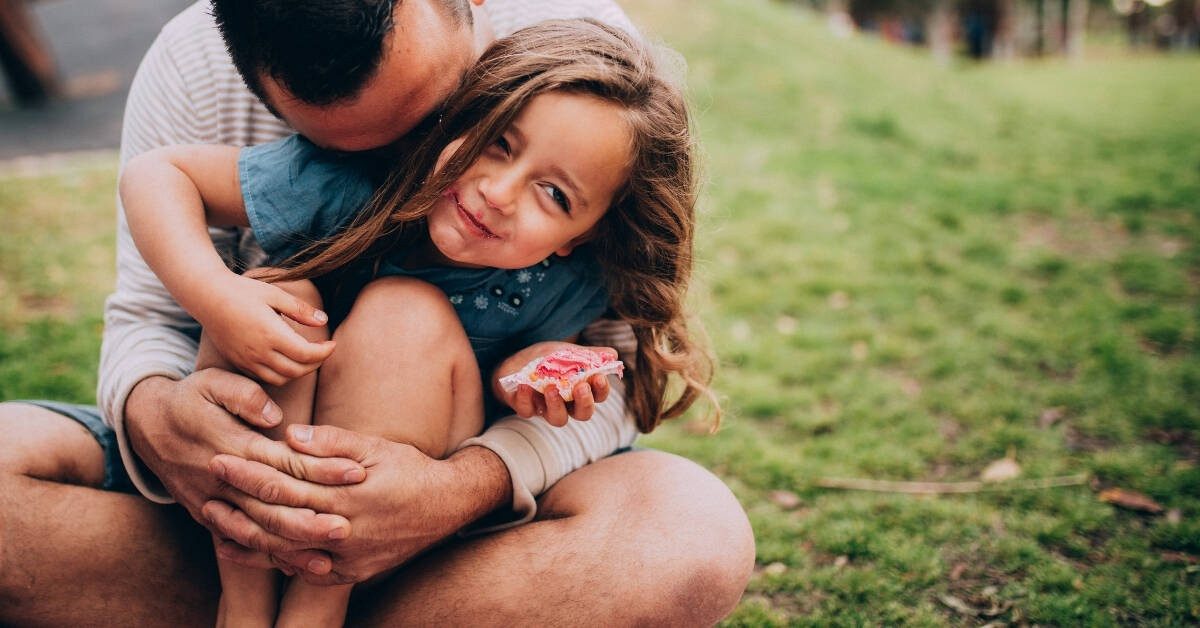  Thể hiện tình cảm: Trẻ em cần sự an toàn khi biết chúng được gia đình chấp nhận và yêu thương. Người cha hãy thoải mái ôm các con của mình. Thể hiện tình cảm mỗi ngày là cách tốt nhất để cho con biết rằng bạn yêu chúng. Ảnh: Happyfamily.