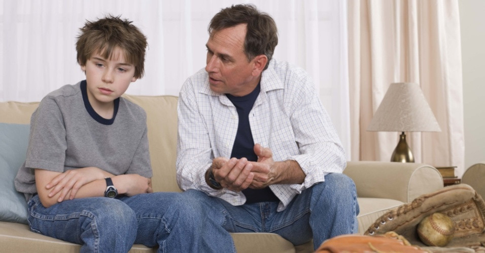  Nghe trước, nói sau: Người cha nên dành thời gian lắng nghe những ý kiến và vấn đề của con. Lắng nghe khiến trẻ cảm thấy được tôn trọng và thấu hiểu. Bạn nên trò chuyện với trẻ từ khi con còn bé. Điều này cũng tạo thói quen, mong muốn được chia sẻ của con với cha khi lớn lên. Ảnh: Mommystips.