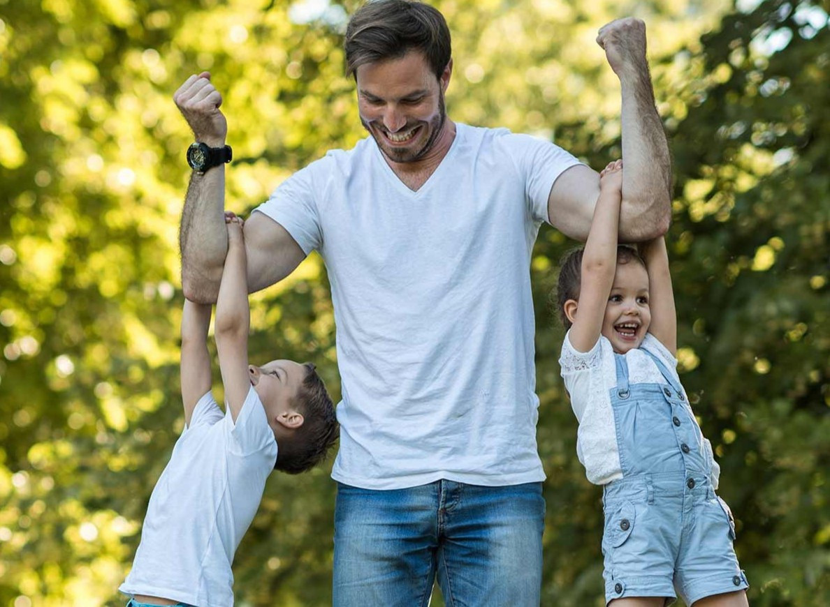  Làm gương cho con: Cha thường là hình mẫu cho con cái, dù họ có nhận ra điều đó hay không. Bé gái có một người cha yêu thương khi lớn lên sẽ hiểu rằng mình xứng đáng được các chàng trai đối xử tôn trọng. Trong khi đó, cha có thể dạy con trai điều gì là quan trọng trong cuộc sống bằng cách thể hiện sự trung thực, khiêm tốn và trách nhiệm. Ảnh: Momjunction.