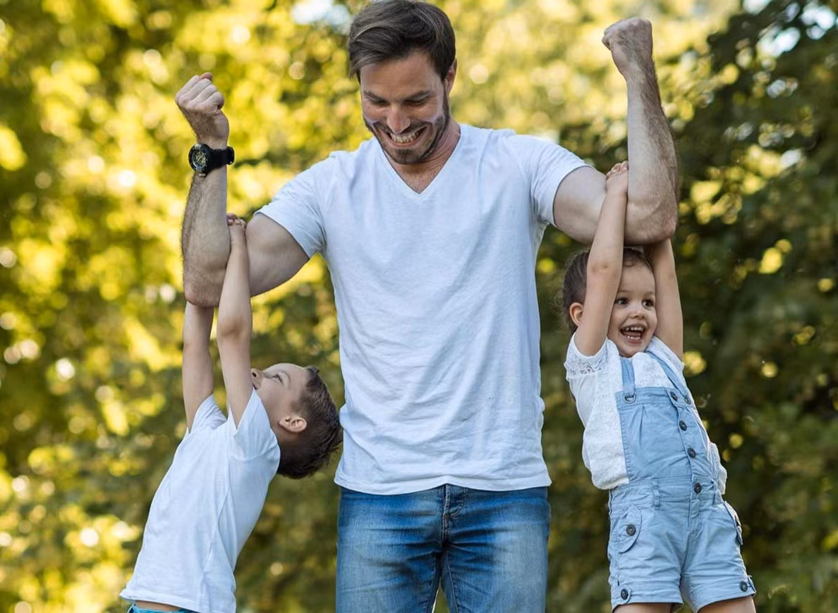  Làm gương cho con: Cha thường là hình mẫu cho con cái, dù họ có nhận ra điều đó hay không. Bé gái có một người cha yêu thương khi lớn lên sẽ hiểu rằng mình xứng đáng được các chàng trai đối xử tôn trọng. Trong khi đó, cha có thể dạy con trai điều gì là quan trọng trong cuộc sống bằng cách thể hiện sự trung thực, khiêm tốn và trách nhiệm. Ảnh: Momjunction.