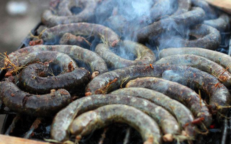 br/> 1. Xúc xích Mutura: Đây là một loại xúc xích của người Kenya, được làm từ tiết heo, thịt nạc và gia vị các loại. Các nguyên liệu sẽ được nhồi vào ruột heo rồi nướng trên than nóng. Mặc dù thành phần của món xúc xích có thể khiến du khách phân vân không dám thử nhưng hương vị của nó thực sự dễ gây nghiện. Món ăn kỳ lạ ở Kenya này thường được ăn kèm với kachumbari (salad cà chua và hành tây).