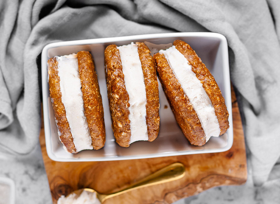 2. Bánh nhân kem Mandazi Chai: Mandazi là một loại bánh ngọt của của người Kenya được làm từ bột chiên giòn. Đây là bữa sáng thường thấy ở Kenya, mọi người thường thưởng thức cùng với một tách trà. Sự kết hợp lạ lùng giữa bột chiên với kem có thể khiến nhiều người cảm thấy khó hiểu nhưng nó rất ngon.