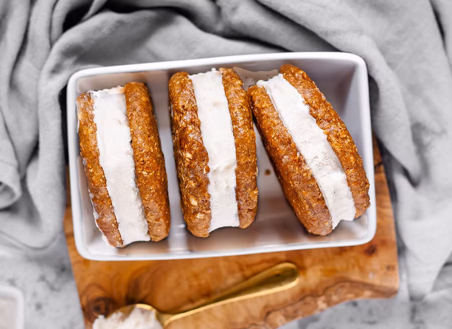 2. Bánh nhân kem Mandazi Chai: Mandazi là một loại bánh ngọt của của người Kenya được làm từ bột chiên giòn. Đây là bữa sáng thường thấy ở Kenya, mọi người thường thưởng thức cùng với một tách trà. Sự kết hợp lạ lùng giữa bột chiên với kem có thể khiến nhiều người cảm thấy khó hiểu nhưng nó rất ngon.