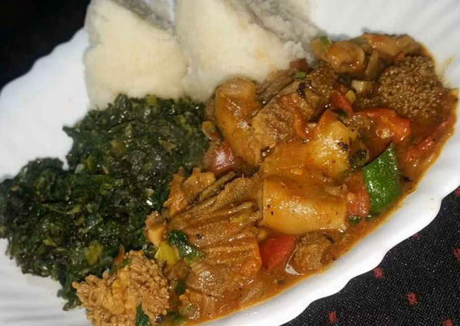  3. Ugali &amp; Matumbo: Món này rất được yêu thích ở Kenya, dạ dày bò sau khi rửa sạch bằng giấm sẽ không còn mùi hôi nữa. Tiếp theo đó, nó sẽ được đem chiên lên và đem hầm với nhiều loại rau củ khác nhau. Thông thường, món hầm này sẽ được ăn với ugali (bột ngô).