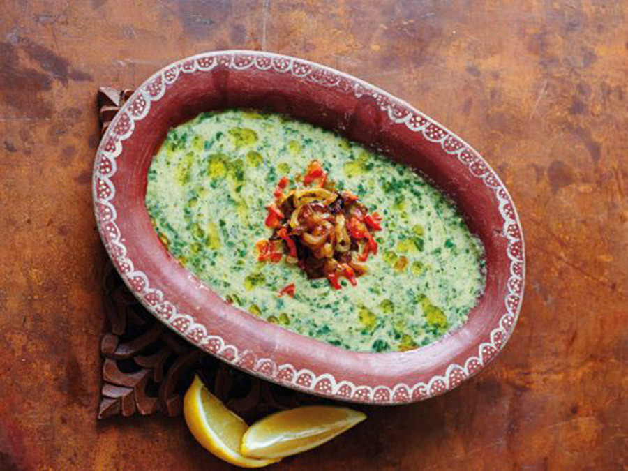  7. Rau đay Mallow: Rau đay thường được gọi là Mrenda ở Luhya. Nó có kết cấu nhầy, cảm giác như đậu bắp nấu chín, có vị đắng và thường luộc chín trước khi đem xay nhuyễn. Một số người nấu rau đay với sữa để tạo mùi vị thơm ngon, nó thường ăn kèm với bột ngô.