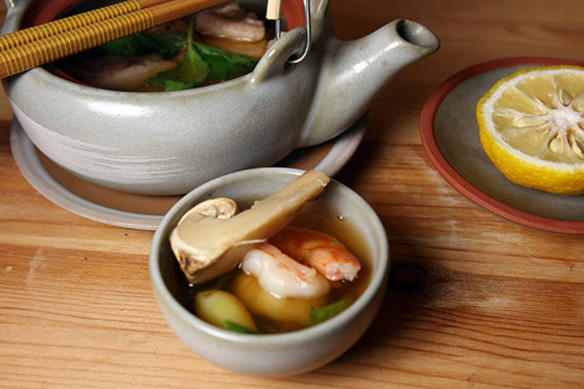  Canh nấm tùng nhung: Matsutake - nấm tùng nhung - là đặc sản mùa thu được yêu thích vì có mùi thơm và hương vị đậm đà đặc trưng. Loại nấm này không trồng được, chỉ tìm thấy ở gốc thông ở các khu rừng, có giá khoảng 100 USD/kg. Nấm được đem nấu canh hoặc rang với cơm và thưởng thức khi còn nóng. Ảnh: Thejapantimes.