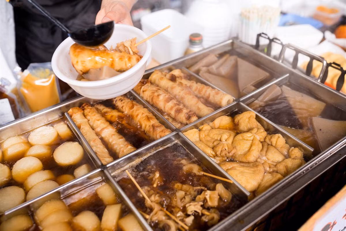  Oden: Đây là món ăn được yêu thích ở Nhật khi trời lạnh, vừa nhanh, vừa tiện lại ngon. Với nước dùng dashi nhạt, vị xì dầu, người ăn có thể chọn nhiều nguyên liệu từ trứng, củ cải, bánh cá, bắp cải cuốn hoặc đậu phụ nhồi, rong biển... Ảnh: dyna2001.