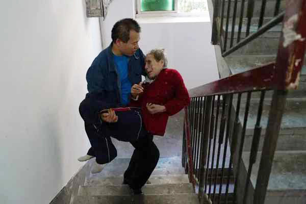 Con trai ngay nao cung be me 73 tuoi di lam cung