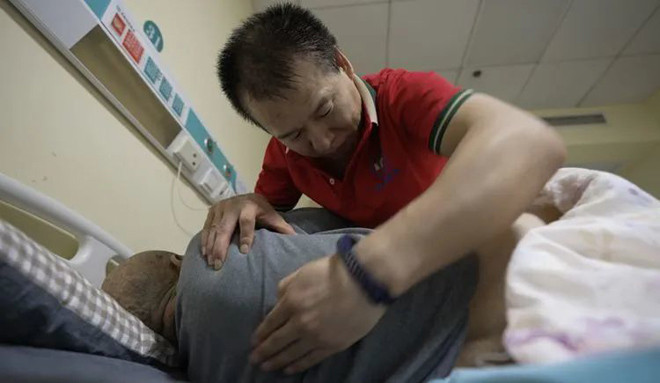 Con trai ngay nao cung be me 73 tuoi di lam cung-Hinh-3