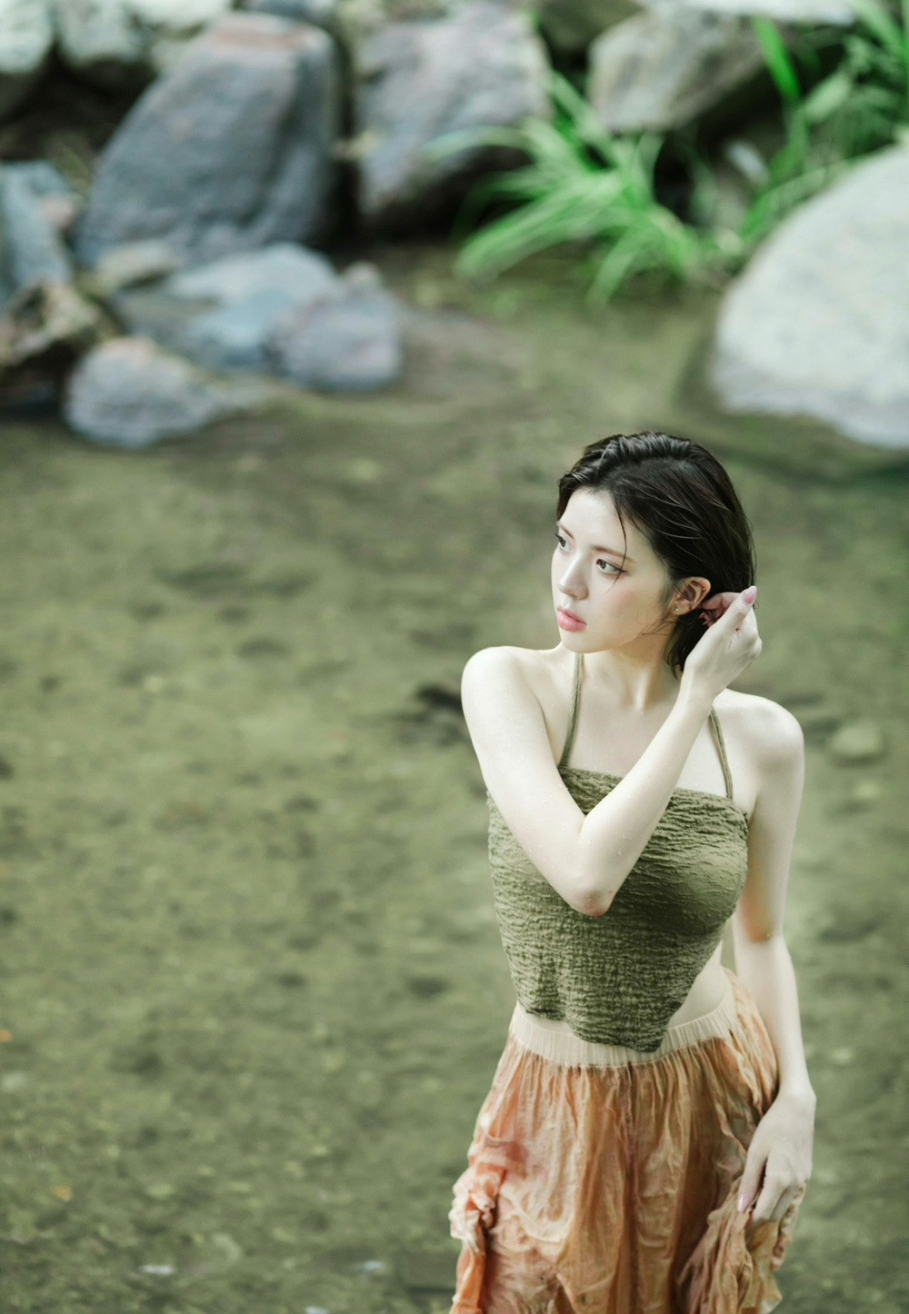 Được biết cô có biệt danh là Nana và hiện đang theo học Đại học Quảng Châu. Bên cạnh việc học tập, Nana còn là người mẫu tự do cũng như blogger chuyên về làm đẹp, thời trang.