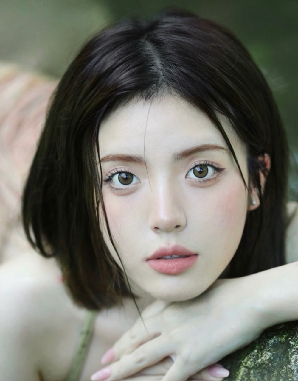 Thay vì chọn trang phục hiện đại, Nana chọn mặc yếm.