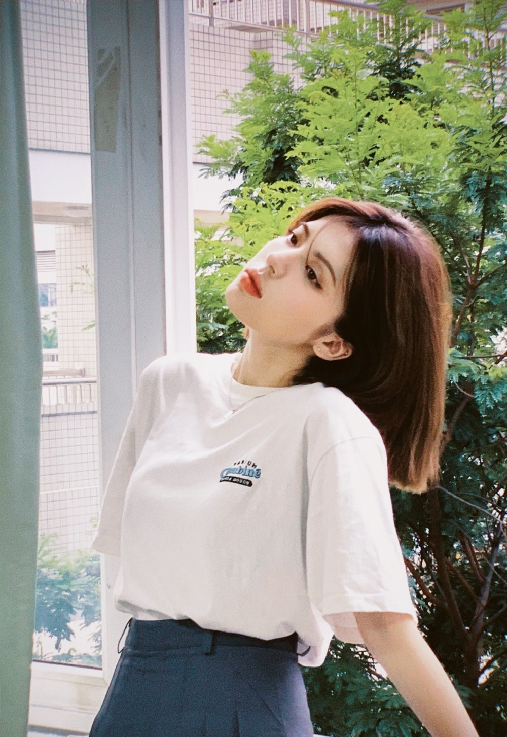 Cô thường chọn những phục trang đơn giản, quen mặt nhưng không bao giờ lỗi mốt.