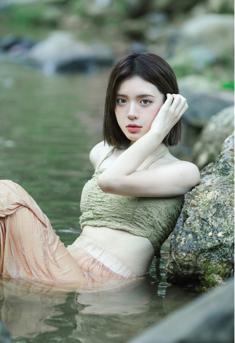 Lựa chọn trang phục mới mẻ của Nana giúp cô thêm phần nổi bật. Xu hướng chụp hình lấy bối cảnh tự nhiên với rừng, núi, sông, suối ở Trung Quốc khá phổ biến. Tùy thuộc phong cách cá nhân mà mỗi người mẫu sẽ mặc những kiểu đồ khác nhau. Có người chọn thiết kế hiện đại như áo tắm, người khác mặc váy lụa, váy voan mỏng nhẹ.