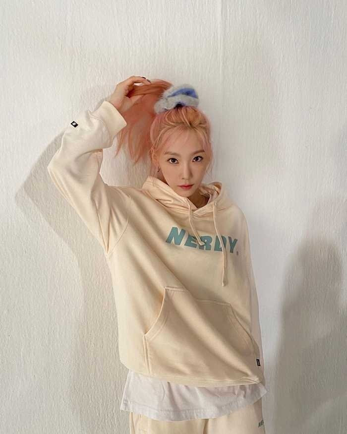  Style của các sao nữ xứ Hàn hợp mốt, sành điệu. Thời tiết miền Bắc vừa chuyển se lạnh nên muốn mặc đẹp khỏi bàn, bạn không thể bỏ qua loạt gợi ý diện đồ sau đây. Trong ảnh: Taeyeon mix cả cây nỉ màu be sáng layer cùng áo thun trắng bên trong, thành công tạo nên một bộ cánh trẻ trung năng động và khỏe khoắn.