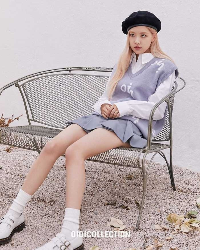 Rosé lên đồ theo phong cách high teen với set đồ layer chuẩn màu pastel làm chủ đạo, nữ idol diện sơ mi trắng cùng gile len và chân váy xuyệt tông tím lãng mạn, hoàn thiện vẻ hack tuổi.