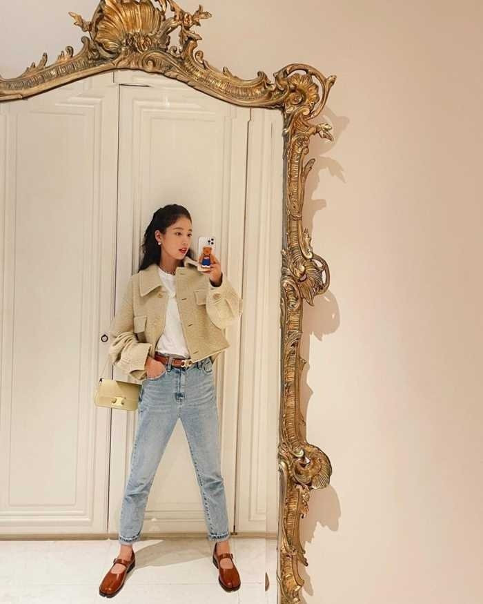 Ki Eun Se mang đến gợi ý diện đồ sang xịn với áo khoác dạ dáng ngắn cùng quần jeans và áo thun sáng màu. Túi xách lẫn thắt lưng điểm nhấn mà cô sử dụng để tạo sự sành điệu cho set đồ.