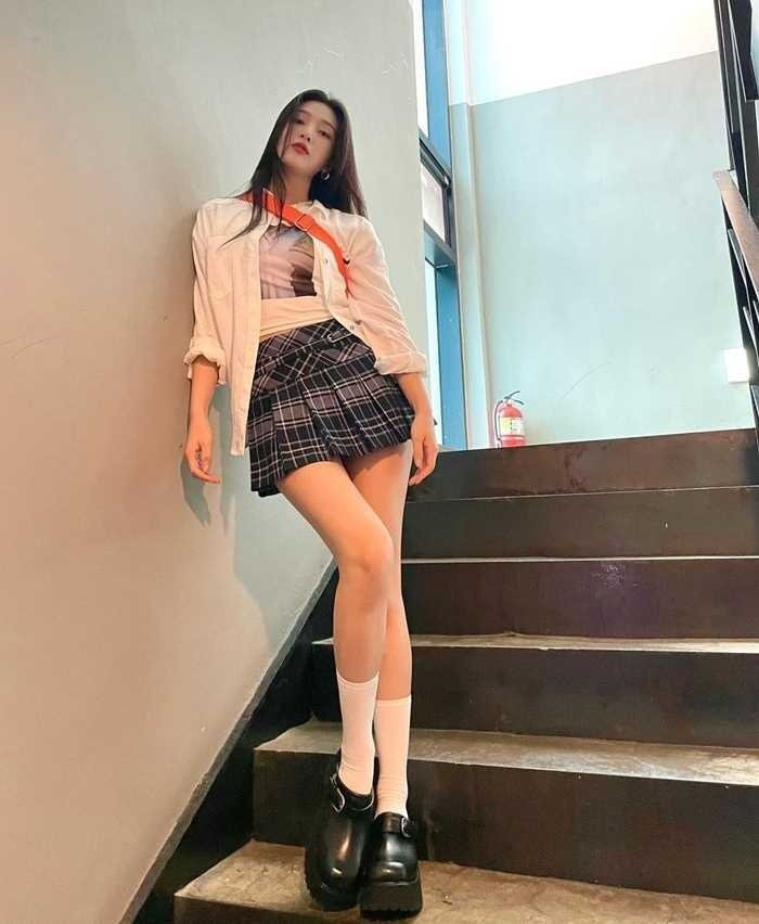 Vẫn diện set đồ đơn giản với thun và chân váy xếp ly kẻ caro nhưng Joy đã nhanh ý tận dụng cho mình mẫu sơ mi của mùa hè để làm áo khoác ngoài.