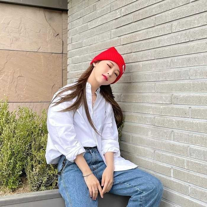Moonbyul lên đồ đơn giản mà năng động với sơ mi trắng cùng quần jeans xanh set đồ đời thường của cô nàng.